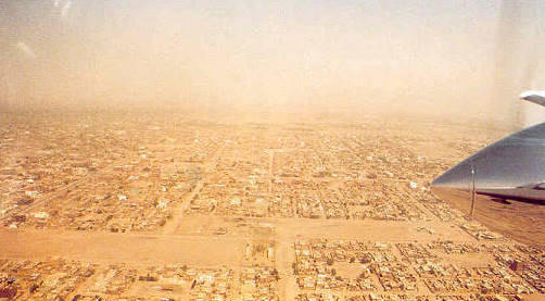 Luft wieder - der rechte Motor beim Endanflug auf Khartoum ...