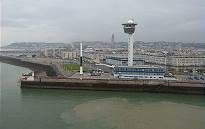 Merkwrdige Schleichfahrt samt Drehmanvern: Einfahrt in Le Havre