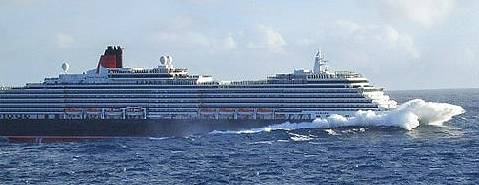 Taucht heftig ein: Kreuzfahrtschiff `Queen Victoria