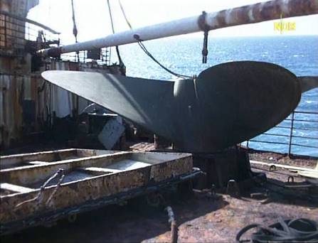 Still remaining: One of the two propellers on the forecastle