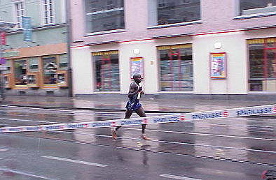 Der Sieger im Speed-Marathon erreicht die Maria-Theresia-Strae ...