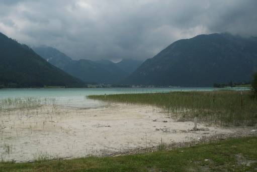 Landschaftlich reizvoll: Am Sdostufer des Achensees ...