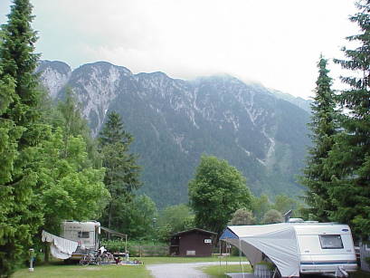 Noch ruhig auf dem Platz: Am Karwendel-Camp ...