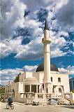 Moschee vor spektakulrem Himmel in Gusinje, Albanien