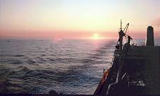 Erinnerungsfoto: Der erste Sonnenuntergang auf See ...