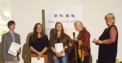 Jane Goodall und Monica Lieschke (rechts), Geschftsfhrerin Jane Goodall Institut mit Aktivisten