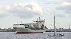 Die VERA RAMBOW naht: Unifeeder Containerschiff fr Frachtschiffreisen ...