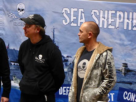 Prominenter Gast: Offizieller Sea Shepherd Chef Captain Alex Cornelissen (rechts)