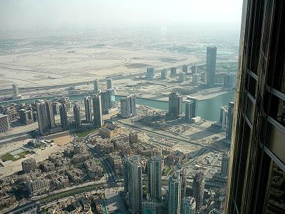 Blick auf die Kamelrennbahn - unverkennbar: Die Silhouette des Burj al Arab ....