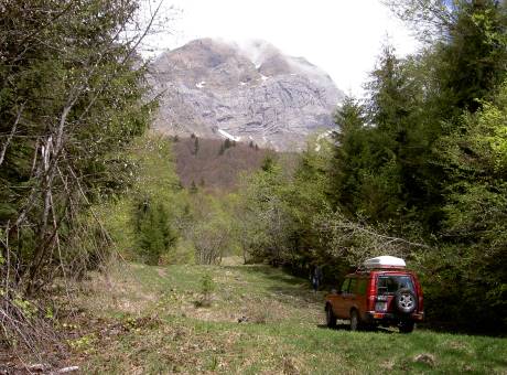 Schotterstrecke zum Col d'Aravis noch nicht befahrbar ...
