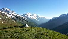 Zelthlfte in der Schweiz, andere Hlfte Frankreich, Mont Blanc Hintergrund