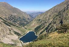 Lago della Rovina und Bergwanderweg (rechts im Bild)