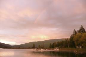 Sonnenuntergang am White Lake, Regen ber den Bergen im Osten ...