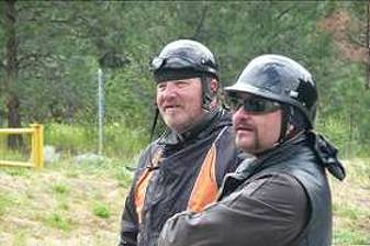 Andy (rechts) trifft Bekannten: typische Harleyfahrer in Kanada ...