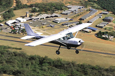 Cessna 150 von Nelair Flight Academy, 500ft ber FANS, Nelspruit, Mpumalanga Province ... 