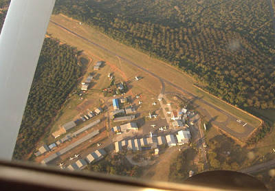 Cessna 150 ber FANS, Nelspruit Airfield. 1.300 ft Hhe, die RWY ist nur 9m breit ... 