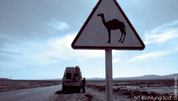 Hauptverkehrsader und Tropf der Westsahara ...