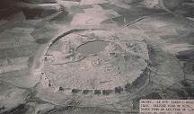 `Thron des Salomon: Luftaufnahme von 1937, vor Beginn archologischer Ausgrabungen ...