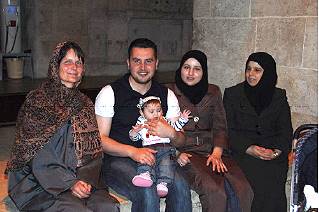 Einladung: junge syrische Familie mit Mutter ...