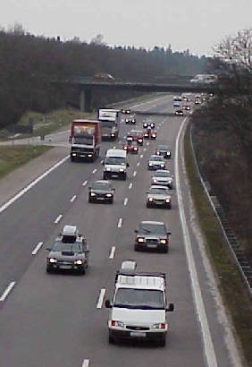 Beweis Autobahn 2001: Da passen leicht noch Tausende Lkws hin!!