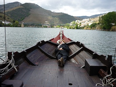 Gerhild kann entspannen, die Bootsfahrt fllt nicht ins Wasser ...