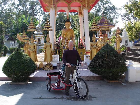 Am Start: Posing in Vientiane ...