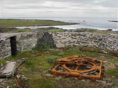 ... auch die Reste von Geschtzstellungen: Die ehemalige Festung Gamvik am Eismeer ...