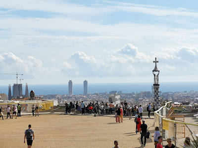 Blick ber Barcelona bis zur Sagrada Familia ...