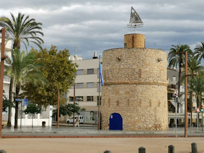 Vilanova i la Geltr mit Torre Blava und Strand ...