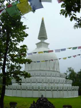 berraschung im Wald: Die grte Stupa Europas ...