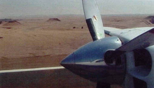 Landung - einmotorig - in Luxor. Hier verlor das Redaktionsflugzeug fnf Tage als Opfer der Brokratie