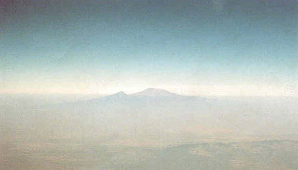 Ein erstes afrikanisches Highlight fr die Gruppe: Vorbeiflug am Kilimanjaro ...