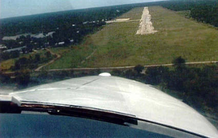 Anflug auf Mokuti Lodge. Die Etosha-Pfanne bot die schnsten Aus- und Einblicke Afrikas ...