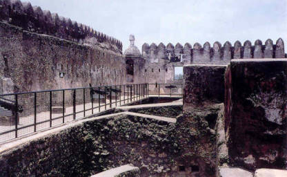 Im Fort am Hafeneingang von Mombasa ...