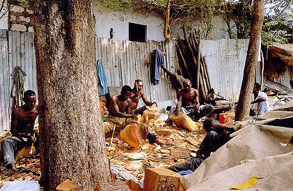 Kenianische Holzschnitzer in einer Genossenschaft ...