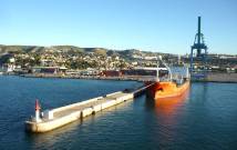 Einfahrt in den Hafen ...