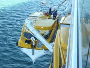 Arbeiten am Rettungsboot ...