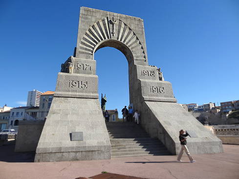 Kriegerdenkmal mit Blick auf die Gefngnisinsel ...