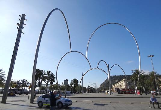 Vorbei an der Skulptur "Ones" von Andreu Alfaro ...