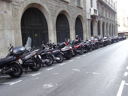 Kein Parkplatz fr PKWs sichtbar ...