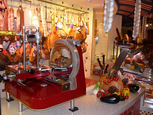 Auch die AIDAmar hat Markthallen!