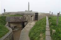 Auf dem vordersten Bunker: Das Rangerdenkmal ...