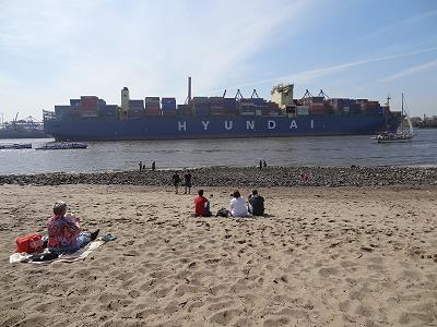 Shipspotting am Elbestrand ...