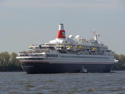 Die BLACK WATCH mit Lotsenboot ...
