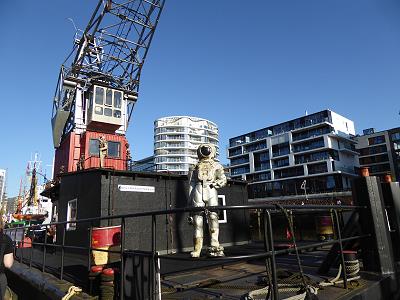 Konkurrenz fr "unseren" Schwimmkran im Sandtorhafen ...