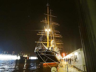 Kruzenshtern - auch bei Nacht eindrucksvoll ...