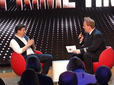 Fernsehkoch Tim Mlzer mit an Bord, interviewt von Stimmungskanone Stephan Hartmann  ...