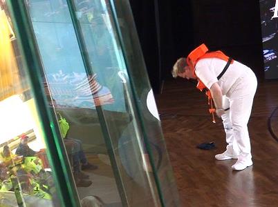 Stephan Hartmann turnt fr die Seenotrettungsbung ...