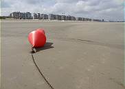 ... Strand und Tonnen ...