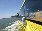 Der Amphibienbus in voller Fahrt ... Der Amphibienbus in voller Fahrt ...